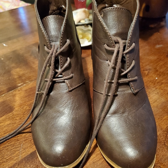 Shoes - Picture 4 of 5